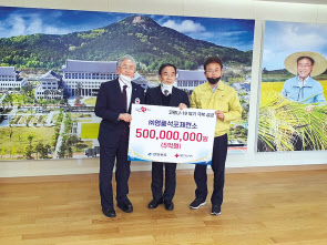 이철우 경북도지사(맨오른쪽)와 이강인 (주)영풍 사장(가운데), 류시문 대한적십자사 경북지사장이 5일 오후 경북도청 지사실에서신종 코로나바이러스 감염증 사태 극복을 위한 성금 5억원 전달식을 갖고 기념사진을 찍고 있다. [영풍 석포제련소 제공]