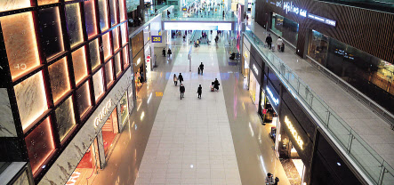 코로나19 여파로 매출이 반토막 난 상황에서 높은 임대료 부담마저 가중되자 대기업 면세점에 이어 중견기업마저 인천공항 면세점 입찰을 포기하는 초유의 상황이 벌어지고 있다. 사진=이상섭 기자