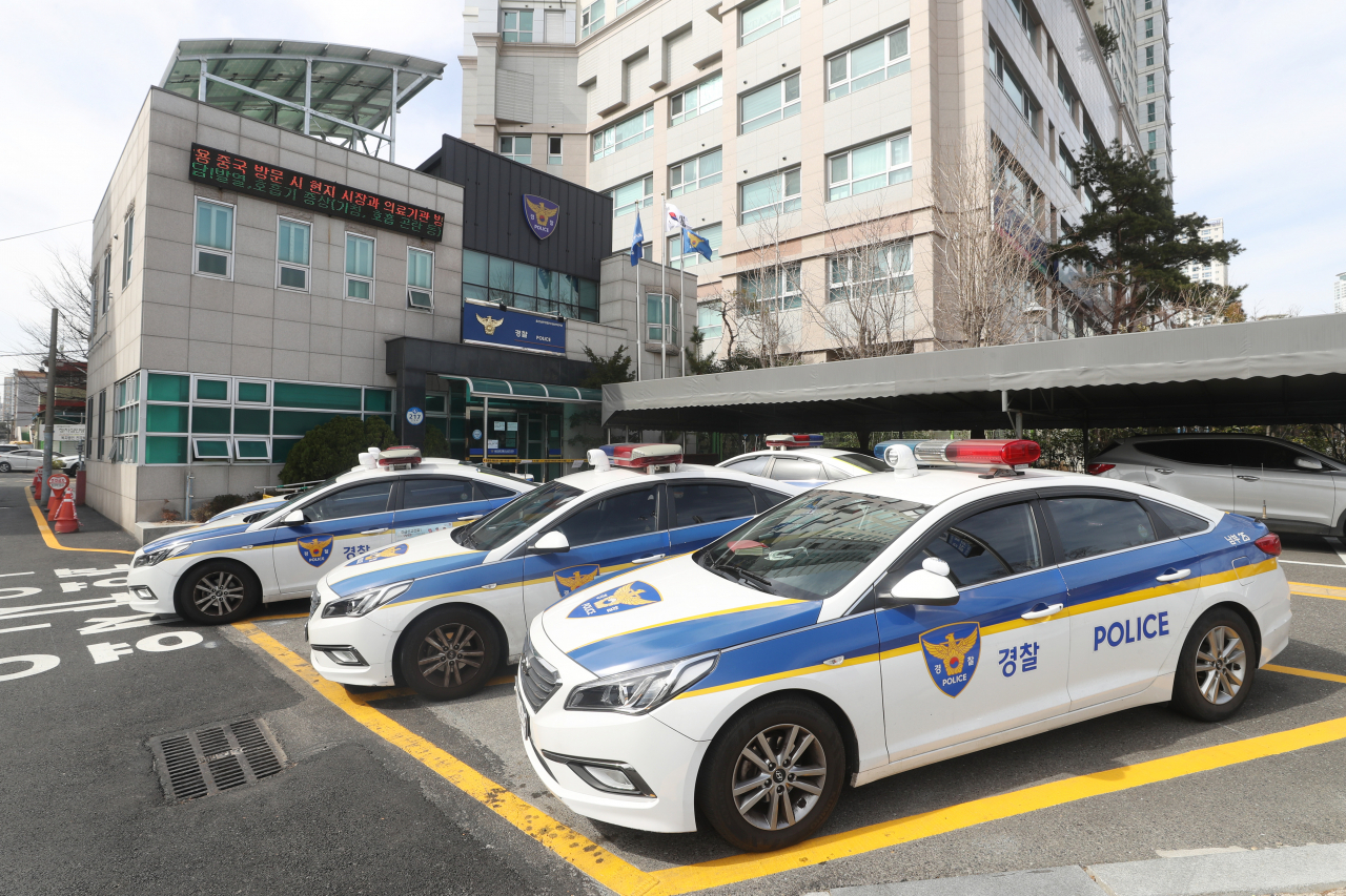 지난달 24일 울산 남구 삼산지구대가 폐쇄돼 순찰차들이 주차장에서 대기하고 있다. 이날 울산에서 폐렴 의심 증상이 있던 80대 남성이 숨져 신종 코로나바이러스 감염증(코로나19) 검사를 진행했다. 경찰은 선제 대응 차원에서 현장을 확인했던 삼산지구대 경찰관을 격리하고, 지구대도 폐쇄했다(사진은 기사 내용과 관련이 없음). [연합]
