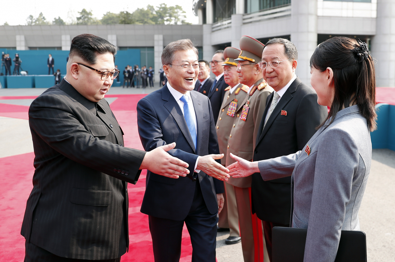 통일부는 6일 북한 김정은 국무위원장의 친서와 김여정 노동당 제1부부장의 담화는 별개라고 선을 그었다. 문재인 대통령이 지난 2018년 4월 남북정상회담 때 김 위원장의 소개로 김 제1부부장과 인사를 나누고 있다. [헤럴드DB]