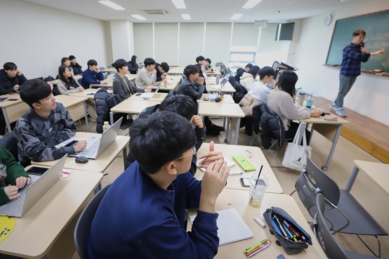 인하대학교 대학일자리센터의 겨울방학 취업스터디에 참가한 학생들이 지난 1월 인하대 60주년기념관에서 강의를 듣고 있다.