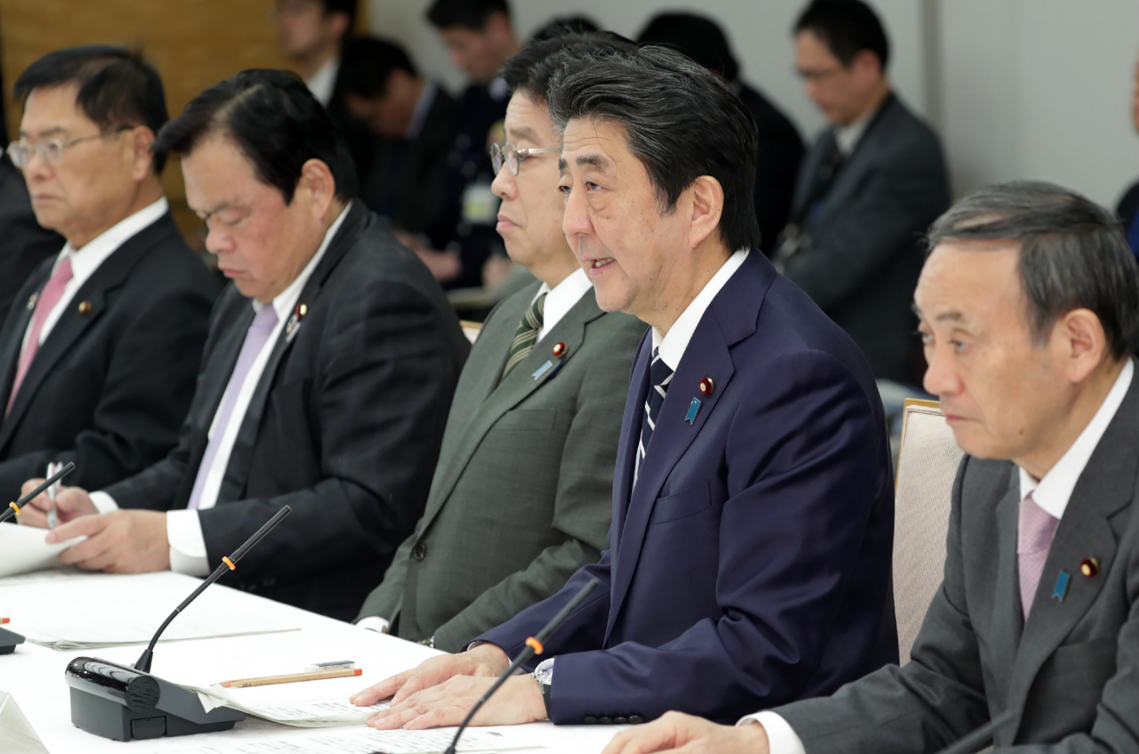 아베 신조(安倍晋三) 일본 총리가 지난 5일 오후 일본 총리관저에서 열린 신종 코로나바이러스 감염증(코로나19) 대책본부 회의에서 발언하고 있다. 일본 정부는 한국이나 중국에서 오는 입국자에 대해 지정한 장소에서 2주간 대기토록 하겠다고 밝혔다. [연합]