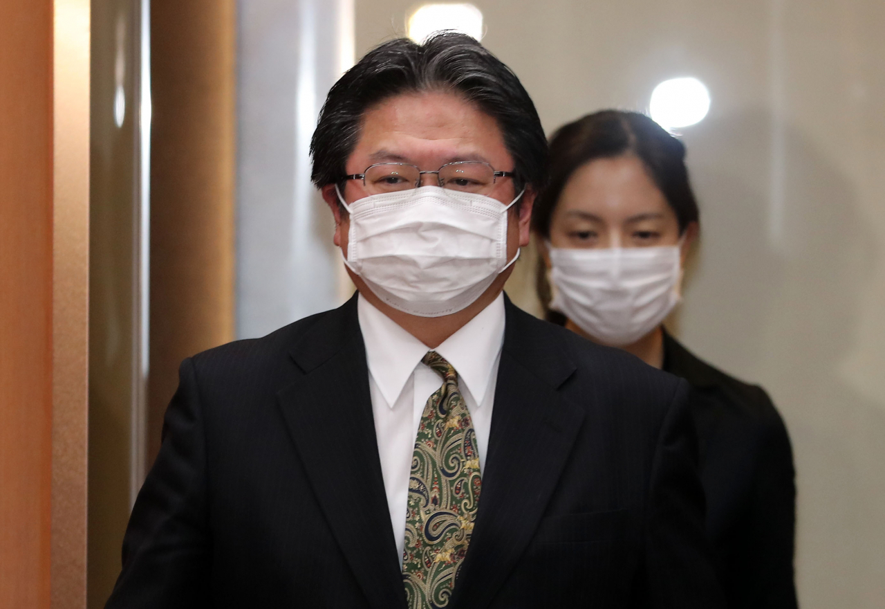소마 히로히사 주한일본대사관 총괄공사가 5일 오후 서울 종로구 외교부에서 일본 정부의 한국인에 대한 입국 제한 조치를 강화한 것과 관련 외교부의 설명 요구에 답한 뒤 나서고 있다. 일본 정부는 한국이나 중국에서 일본으로 온 입국자에 대해 지정한 장소에서 2주간 대기하도록 요청할 것이라고 일본 언론은 보도했다. [연합]