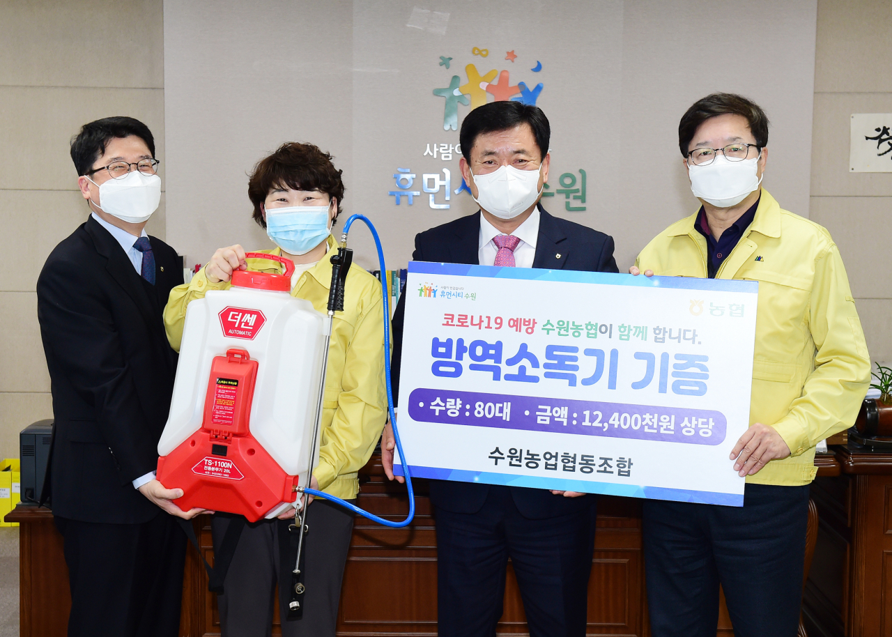 염태영 시장(오른쪽 첫번째), 염규종 수원농업협동조합장(오른쪽 두번째)을 비롯한 관계자들이 전달식 후 기념촬영을 하고 있다. [수원시 제공]