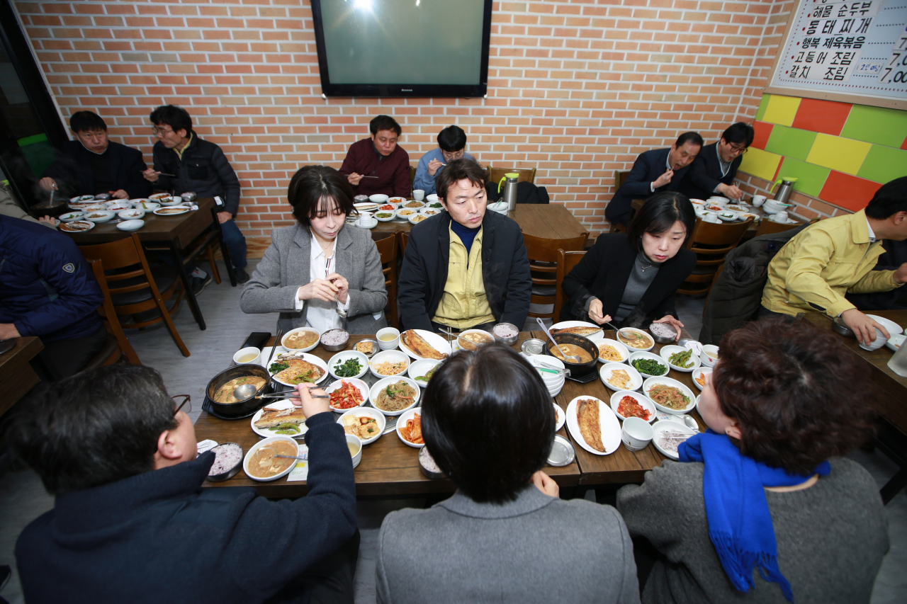 김종천 과천시장(정면 가운데)과 시의원 등 코로나19 피해 음식점에서 식사하고 있다. [과천시 제공]