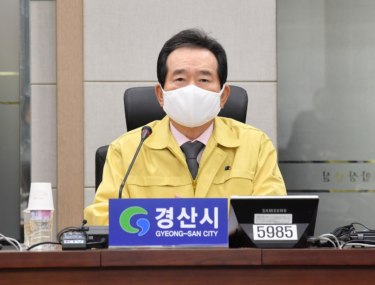 정세균 국무총리가 6일 세 번째 감염병 특별관리지역으로 지정된 경북 경산의 재난안전대책본부를 찾아, 감염병 취약계층 집단상활에 대한 적극적인 조치를 당부하고 있다.[국무총리실 제공]