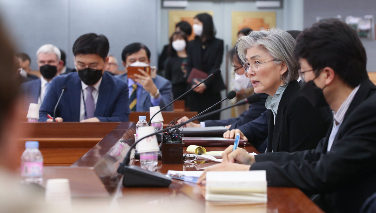 강경화 외교부 장관이 6일 오후 외교부 국제회의장에서 열린 주한외교단 상대 신종 코로나 바이러스 감염증(코로나19) 대응 및 방역 노력 등에 대한 설명회에서 발언하고 있다. [연합]