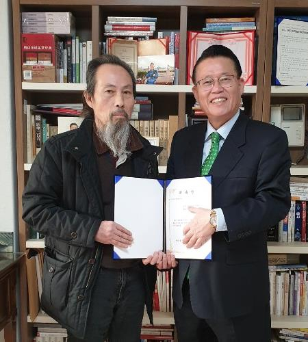 권기식 한중도시우호협회장〈사진 오른쪽〉이 6일 경기도 고양시 한중교류센터에서 김길두 작가에게 자문위원 위촉장을 전달했다.