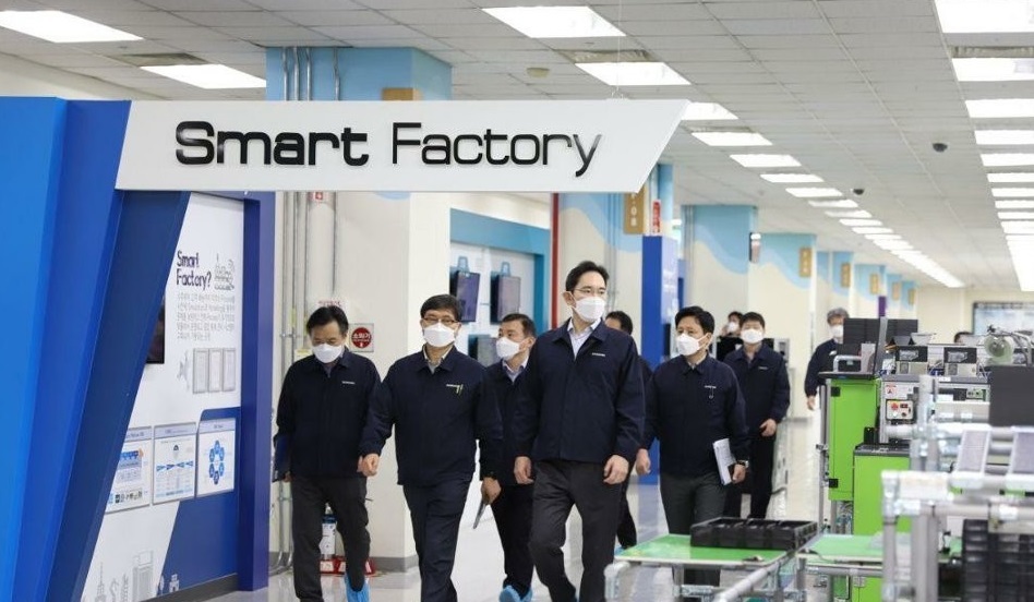 SEOUL, March 6 (Yonhap) -- Samsung Electronics Co. said Friday it has temporarily shut down a smartphone plant in the southeastern city of Gumi after a worker tested positive for the new coronavirus.
Samsung said the plant will be closed through Saturday, while the floor where the employee worked will be shuttered through Sunday.
The world's largest smartphone maker has so far reported six virus-infected workers at its production sites in Gumi, North Gyeongsang Province, only about 50 kilometers north of Daegu, the epicenter of South Korea's virus outbreak.
In recent weeks, Samsung had to stop smartphone production lines in the city for days several times after its workers have tested positive for COVID-19.
Samsung also reported a virus-infected worker at its foundry factory in Yongin, south of Seoul, last week but said its chip production has not been affected.
Following a series of production disruptions at its Gumi plant, Samsung said the company plans to produce its premium smartphones, including the Galaxy S20 series, in Vietnam temporarily.
Sources said Samsung plans to produce 200,000 smartphones a month in Vietnam and will ship them back to South Korea.
In this photo provided by Samsung Electronics Co., Samsung Electronics Vice Chairman Lee Jae-yong (R) inspects the company's factory in Gumi, North Gyeongsang Province, on March 3, 2020. (PHOTO NOT FOR SALE) (Yonhap)