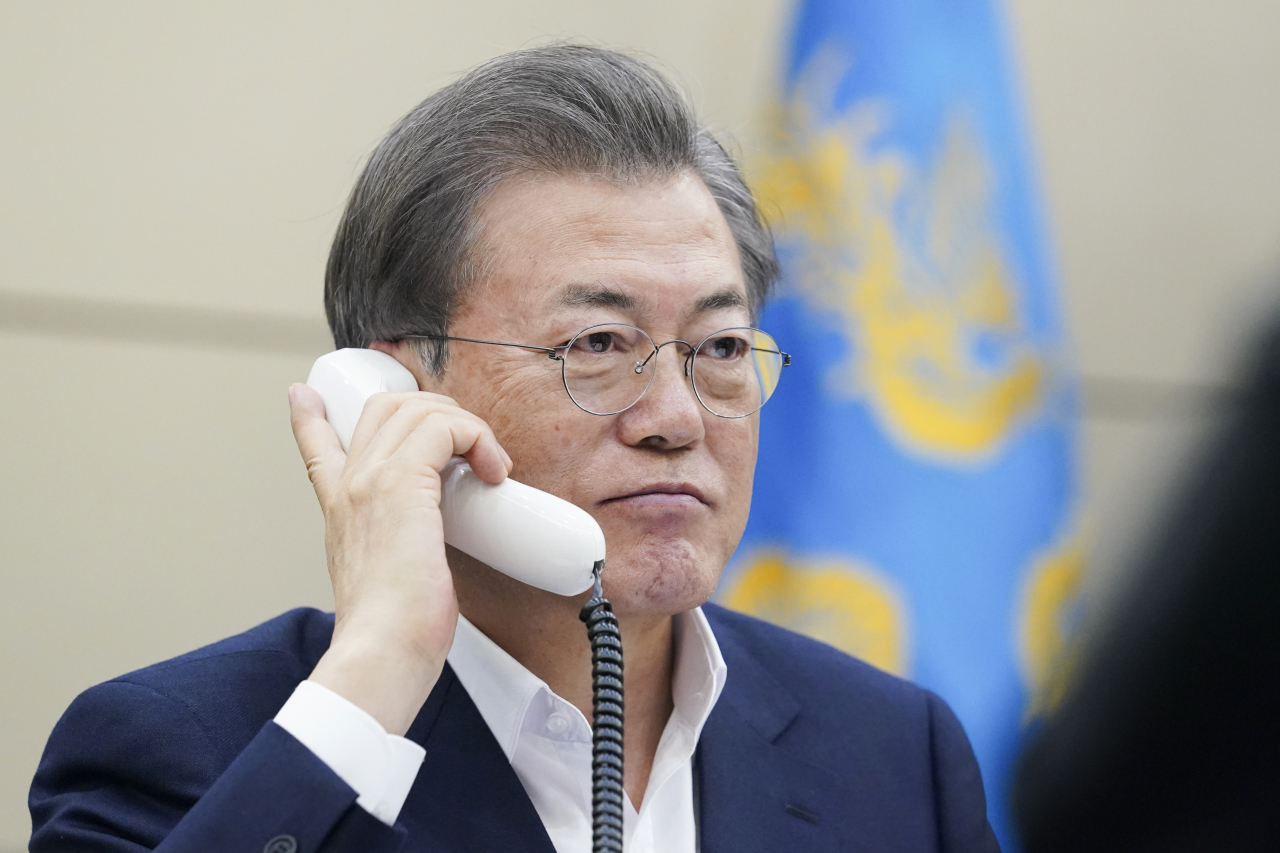 문재인 대통령이 6일 오후 청와대 여민관에서 레제프 타이이프 에르도안 터키 대통령과 전화 통화하고 있다. [연합]