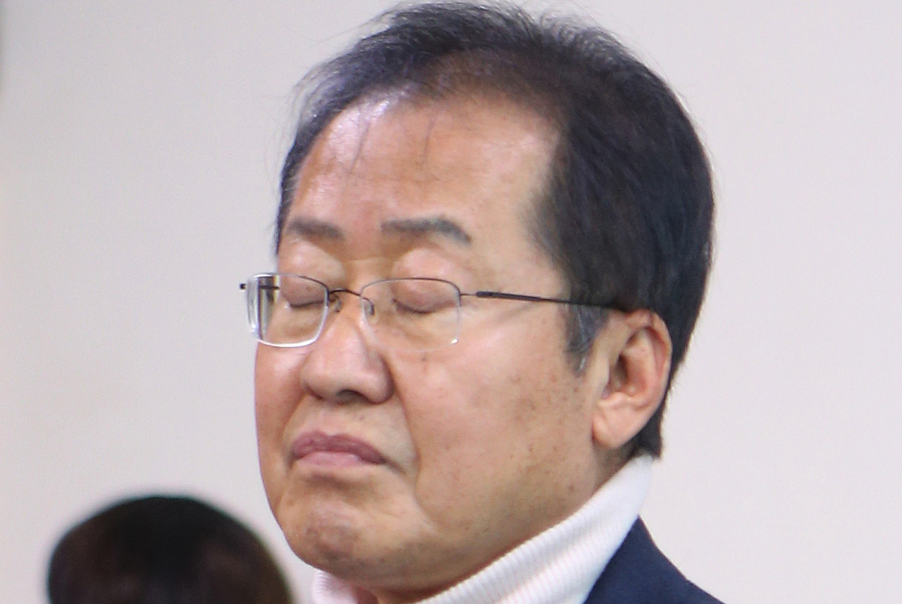 홍준표 전 자유한국당(미래통합당) 대표가 지난 5일 오후 양산시청 프레스센터에서 공약 발표 기자회견을 하던 도중 눈을 감고 있다. [연합]