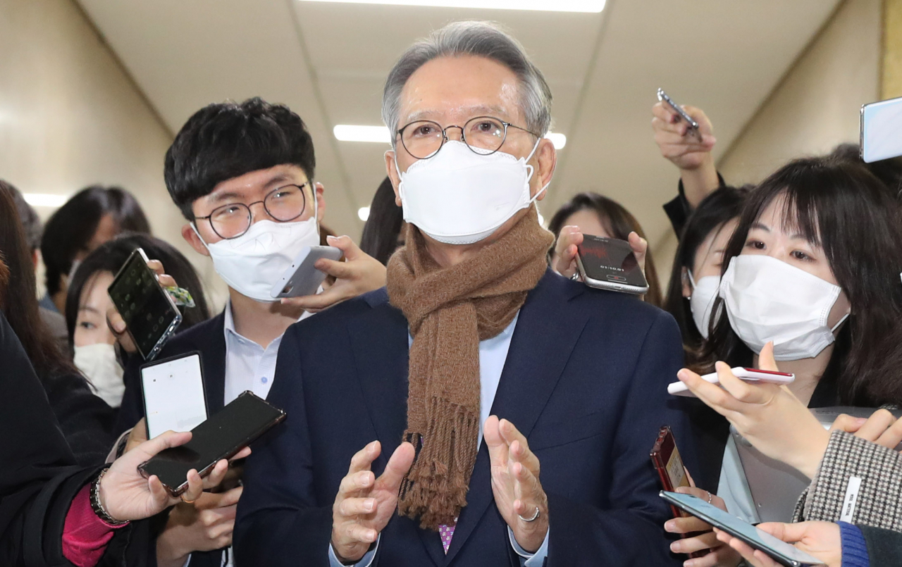 미래통합당 김형오 공천관리위원장이 지난 6일 오전 서울 여의도 국회에서 열린 공천관리위원회에 참석하며 기자 질문에 답하고 있다. [연합]