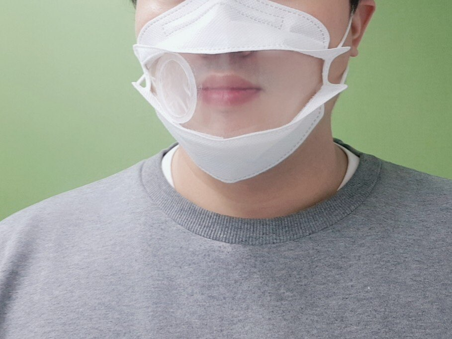 12㎛ 두께의 폴리에스터 소재에 초미세 구멍을 뚫어 만든 폴리에스터 필터를 활용한 마스크 시제품.[볼트크리에이션 제공]