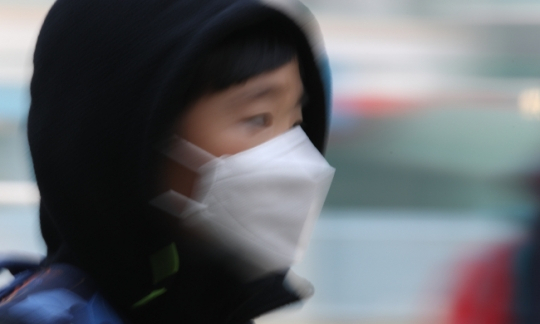 이번 주말 마스크는 서울·경기는 약국, 나머지 지역은 약국과 하나로마트에서 살 수 있다. [연합]