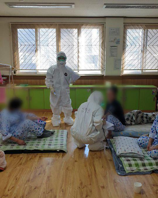 신종감염병 중앙임상위원회는 지난달 26일 국립중앙의료원에서 기자회견을 열고 경북 청도대남병원 정신병동의 집단감염 배경을 설명했다. 사진은 임상위가 공개한 청도대남병원 정신병동 내부의 모습. [연합]