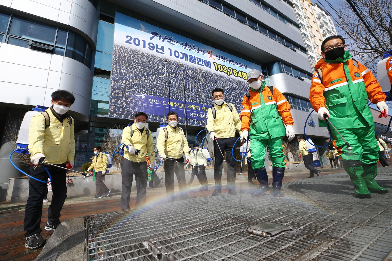 지난 6일 오후 대구시 남구 대명동 신천지 대구교회 앞에서 조재구 남구청장 등 남구청 관계자들이 신종 코로나바이러스 감염증(코로나19) 확산 방지 방역을 하고 있다. [연합뉴스]