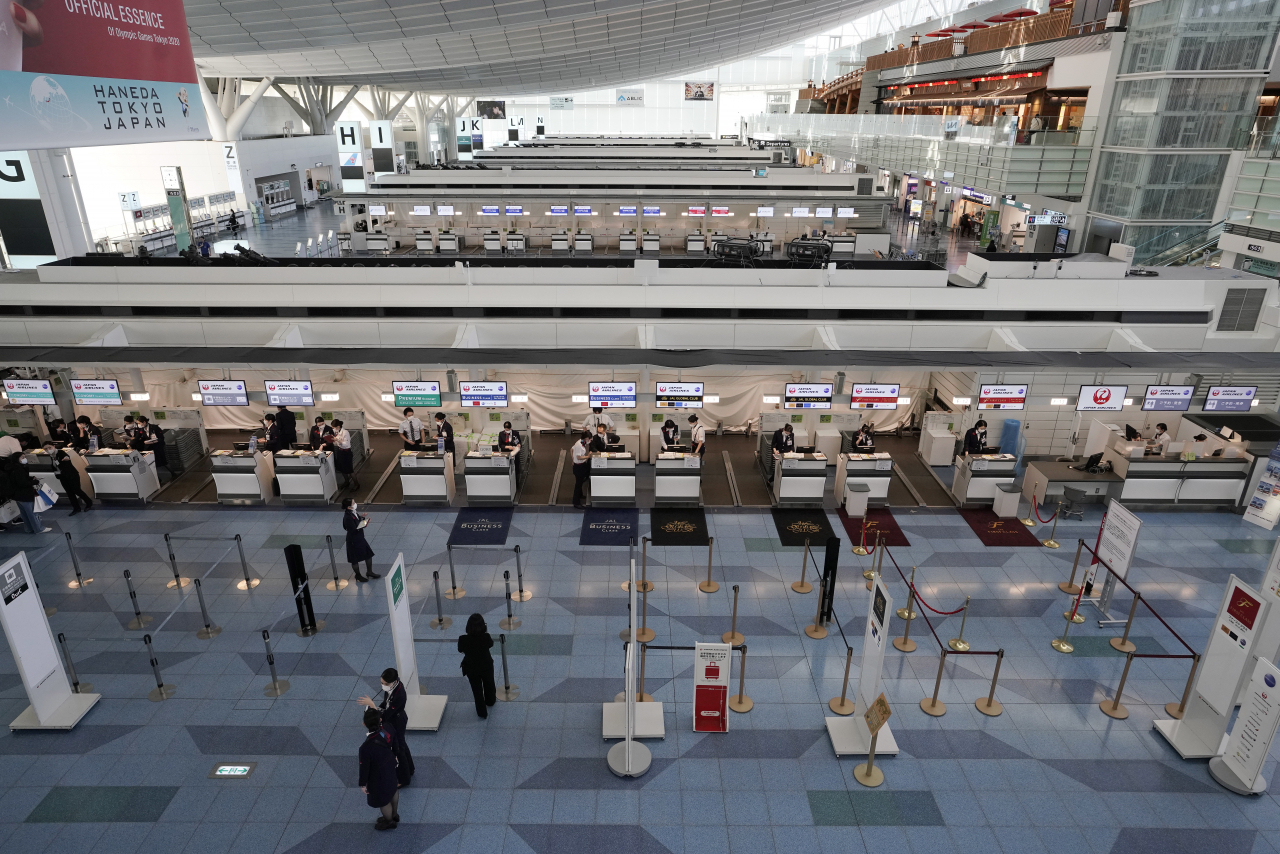 도쿄의 하네다 공항의 일본항공(JAL) 출국 수속 카운터가 지난 6일 한산한 모습을 보이고 있다. [연합뉴스]