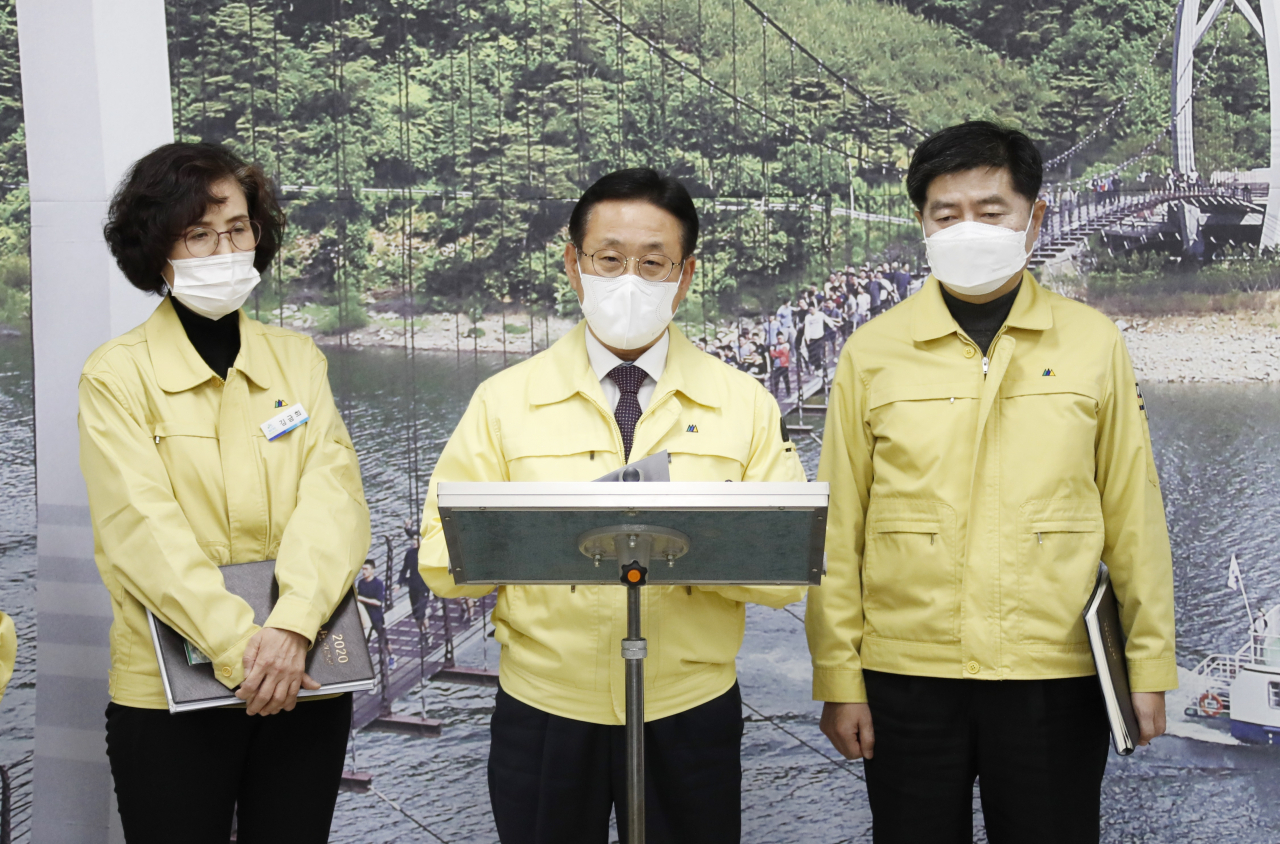 6일 이차영 괴산군수가 군청 브리핑실에서 코로나19 확진자 추가 발생과 관련해 브리핑을 하고 있다. [연합]