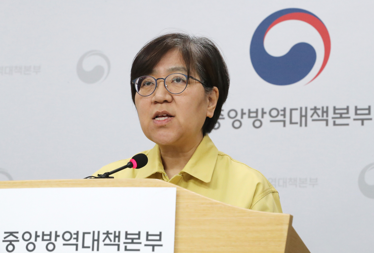 정은경 중앙방역대책본부장(질병관리본부장)이 6일 오후 충북 청주시 질병관리본부에서 코로나19 국내 발생현황 및 확진환자 중간조사 결과 등 정례브리핑을 하고 있다. [연합]