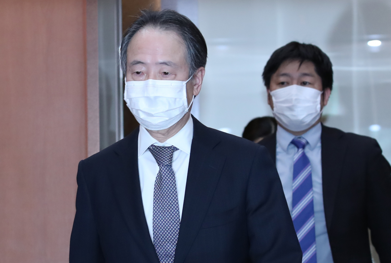 도미타 고지 주한일본대사가 지난 6일 서울 종로구 도렴동 외교부 청사로 초치 돼 강경화 외교부 장관과 면담을 마친 뒤 떠나고 있다. [ 연합]