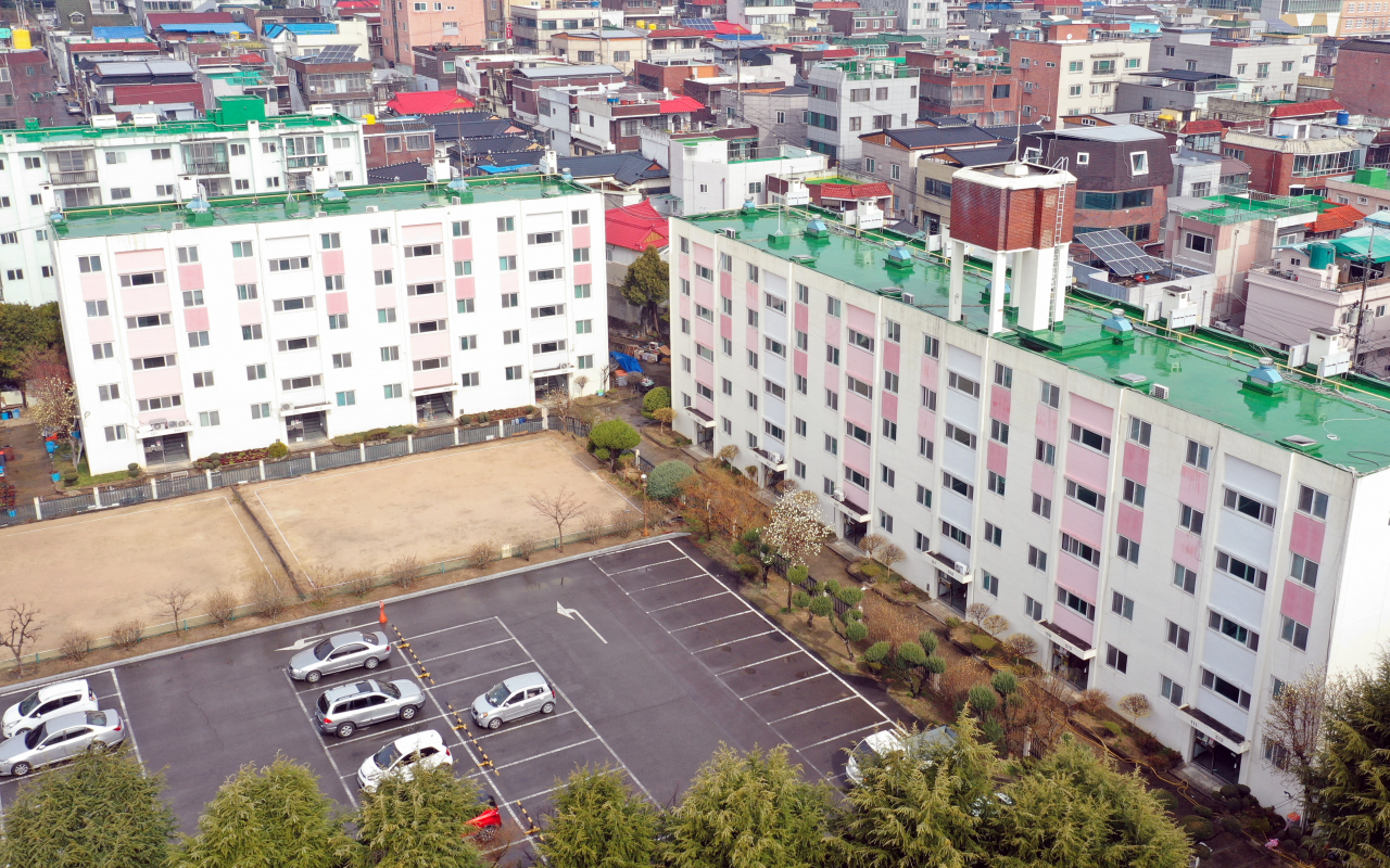 신종 코로나바이러스 감염증(코로나19)이 확산하는 대구에서 국내 첫 아파트 대상의 코호트 격리가 시행됐다. 130여 가구가 사는 것으로 전해진 이 아파트에선 지금까지 46명의 확진자가 나온 것으로 파악됐다. 7일 해당 아파트의 모습. 연합뉴스