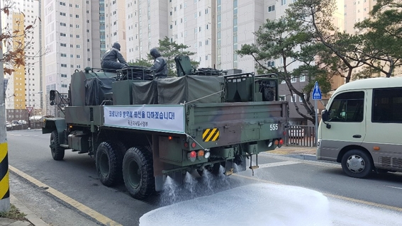 육군50사단 영천대대가 제독차량을 동원해 영천지역내에서 코로나19 긴급 방역활동을 벌이고 있다.[영천시 제공]