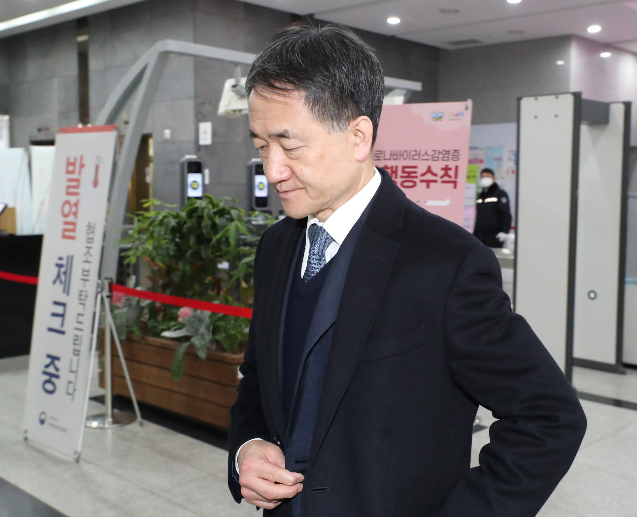 박능후 중앙재단안전대책본부 1차장(보건복지부 장관)이 소속 직원이 코로나19 확진 판정을 받은 7일 무거운 표정으로 정부세종청사 보건복지부를 나서고 있다. 중앙안전대책본부는 이날 김강립 중앙재난안전대책본부 제1총괄조정관의 정례브리핑도 청주 질병관리본부에서 실시한다고 공지했다. [연합]