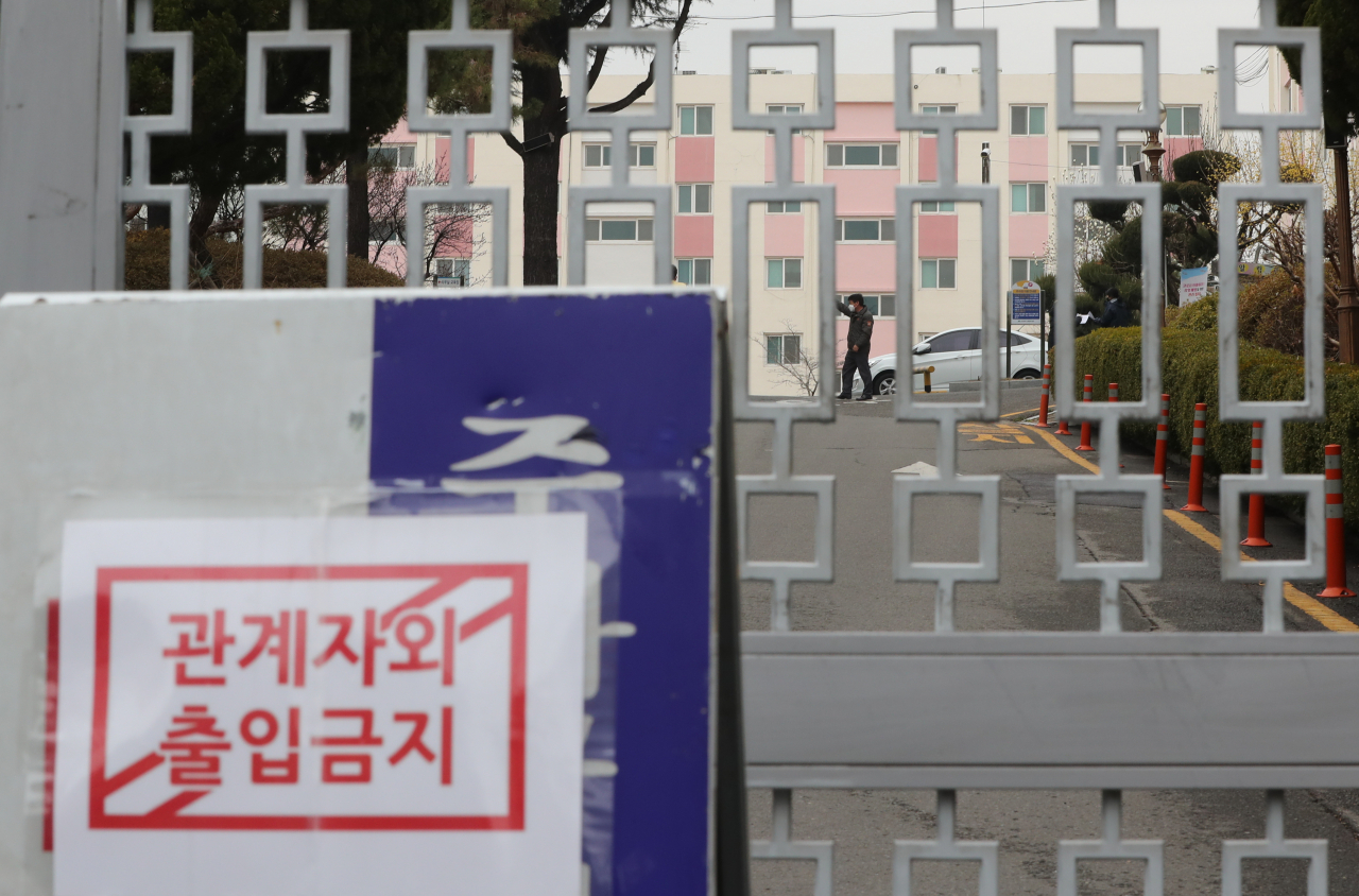 7일 국내서 처음으로 아파트 대상 코호트 격리가 시행된 대구 달서구의 한 아파트의 출입구가 통제돼 있다. 이 아파트에선 지금까지 46명의 확진자가 나왔다. 전체 주민 142명 가운데 94명이 신천지 교인인 것으로 알려졌다. [연합]