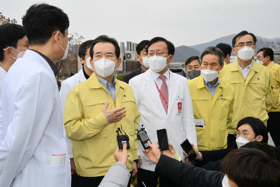정세균 국무총리가 7일 대구시 북구 칠곡경북대병원에 마련된 자동차 이동형 선별진료소를 방문해 점검하고 있다.[국무총리실 제공]