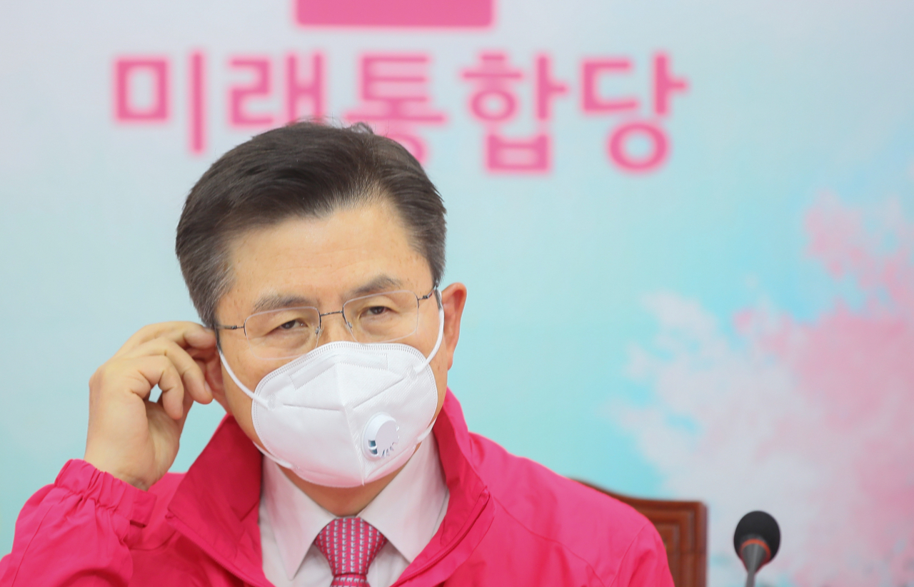 황교안 미래통합당 대표가 5일 국회에서 열린 최고위원회의에서 물을 마신 뒤 마스크를 고쳐쓰고 있다. [연합뉴스]