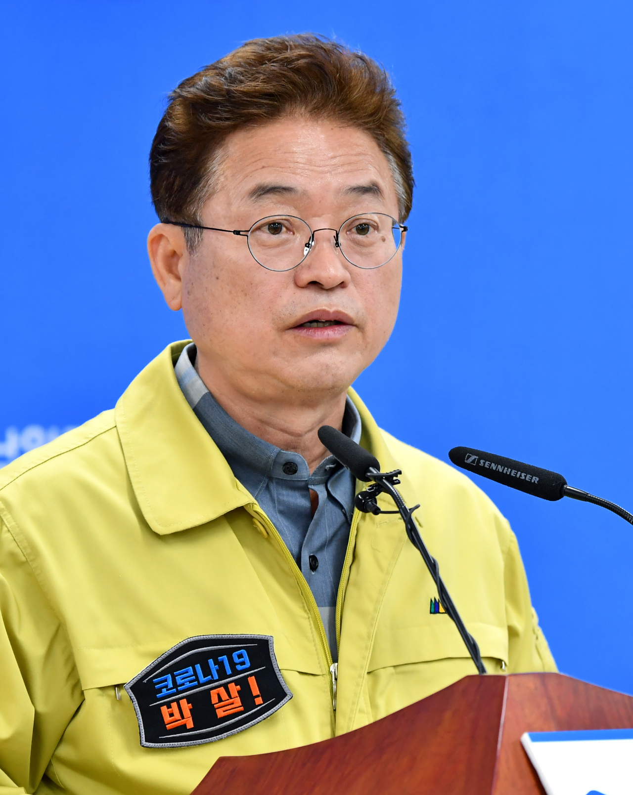 이철우 경북지사는 7일 오전 코로나19 대응 브리핑에 앞서 지난 6일 과로사한 성주군청 공무원 A팀장의 명복을 빌었다.[경북도 제공]