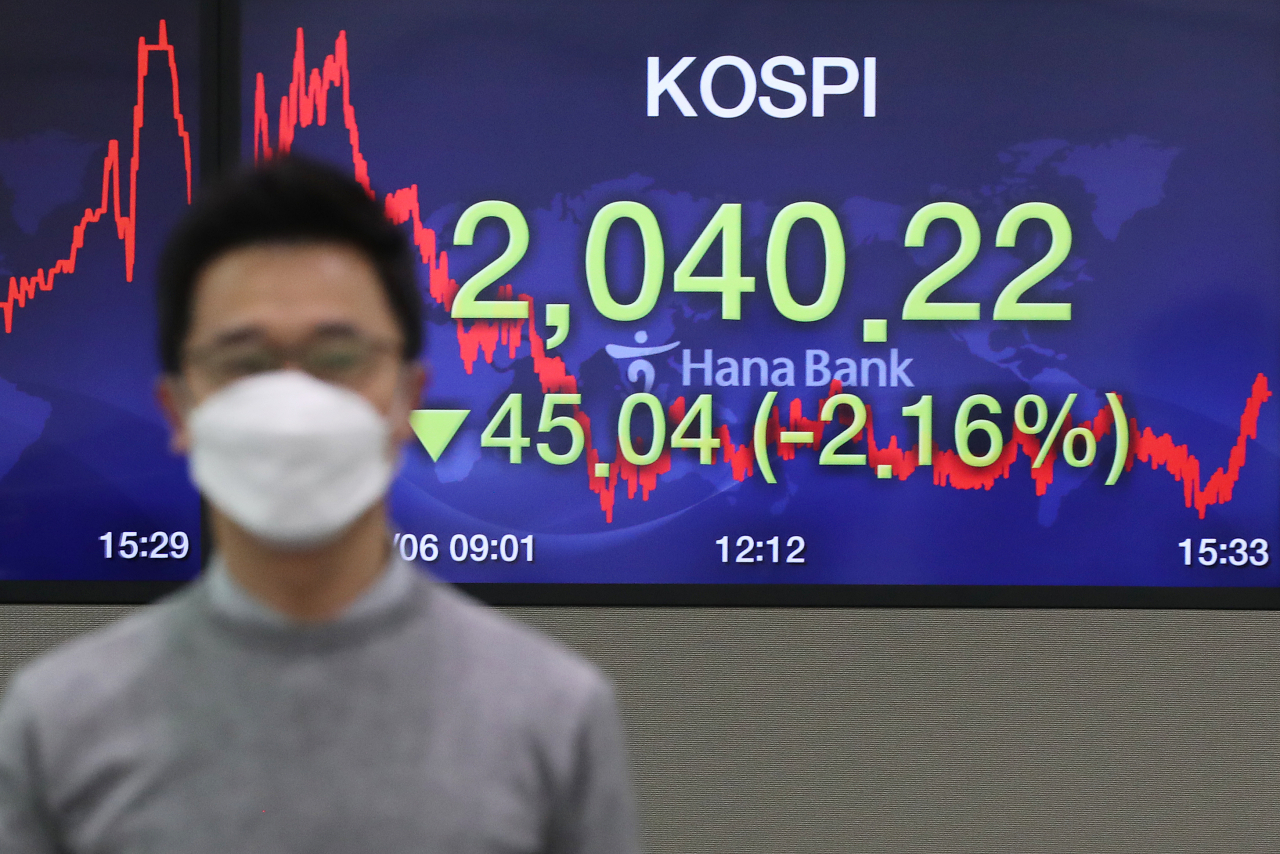 [사진=코스피가 전 거래일보다 45.04포인트(2.16%) 내린 2,040.22로 마감한 6일 오후 서울 하나은행 본점 딜링룸에서 딜러가 전광판을 지나고 있다.] [연합]