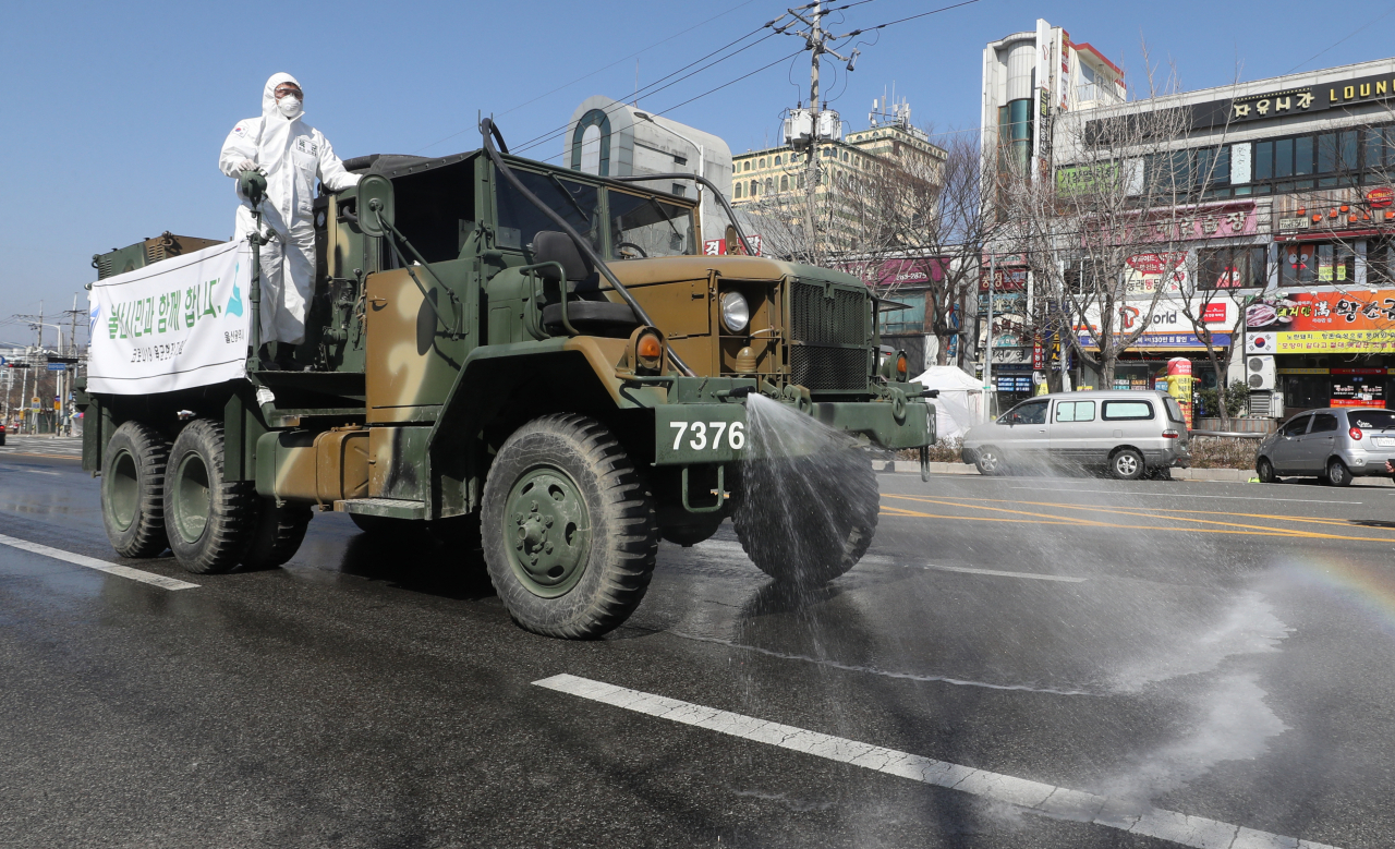 6일 오전 울산시 북구 화봉동 일대에서 육군 제53사단 7765부대 제독 차량이 신종 코로나바이러스 감염증(코로나19) 확산 방지를 위한 소독을 하고 있다. [연합]