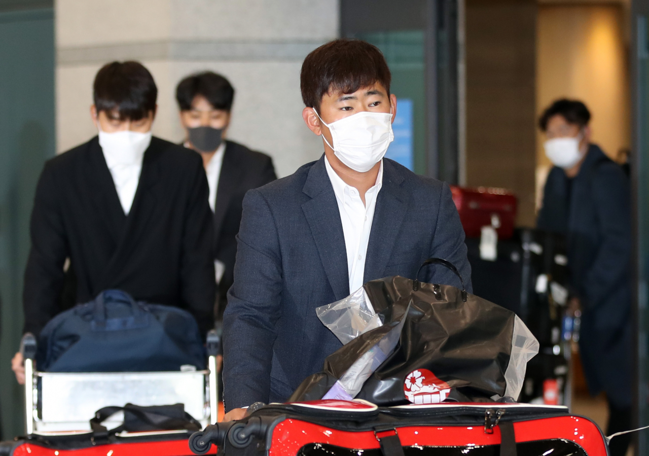 [사진=일본 오키나와에서 스프링캠프를 진행했던 프로야구 LG 트윈스 선수단이 신종 코로나바이러스 감염증(코로나19) 사태와 관련한 일본의 한국인 입국 규제 강화 조치 영향으로 일정을 바꿔 7일 오후 인천국제공항을 통해 귀국하고 있다.] [연합]