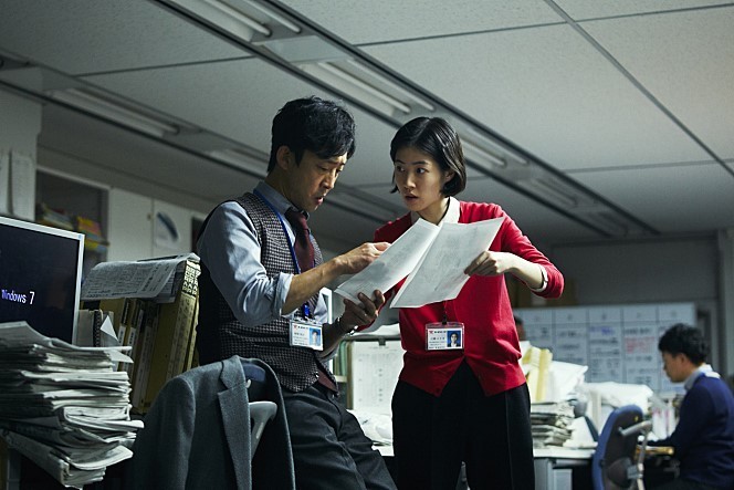 Shim Eun-kyung (right) and Takumi Sugihara in "The Journalist"  (Pop Entertainment)