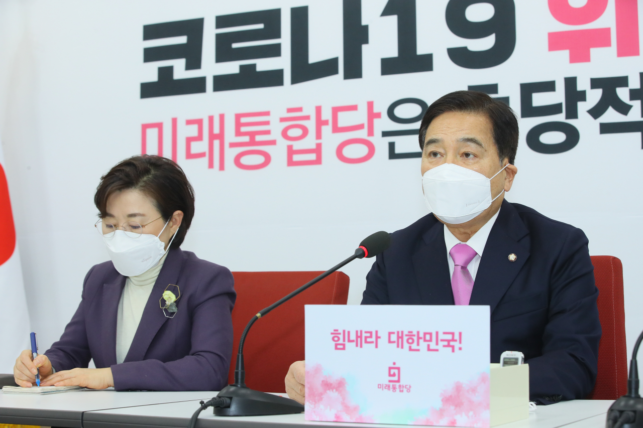 심재철 미래통합당 원내대표(오른쪽)가 8일 국회에서 열린 기자간담회에서 발언하고 있다. [연합]