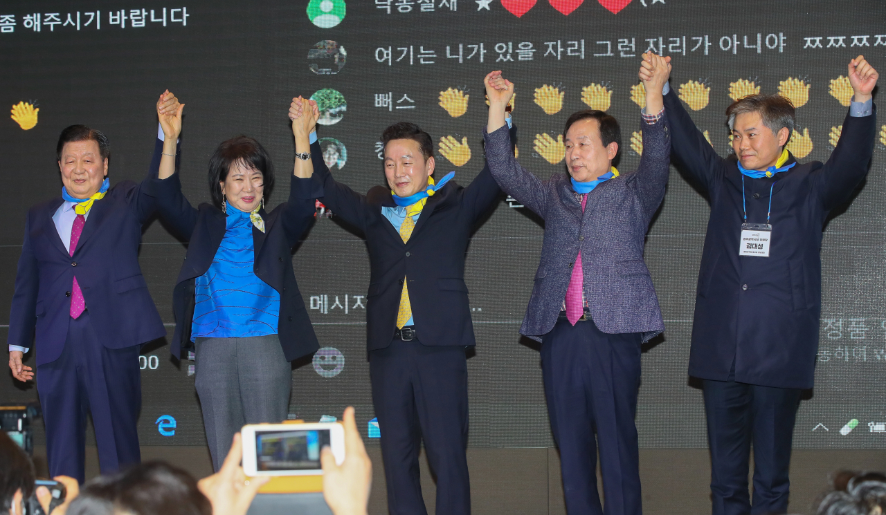 8일 서울 여의도 글래드호텔에서 열린 비례정당 '열린민주당' 중앙당 창당대회에서 이근식 당대표(왼쪽 부터), 손혜원, 정봉주, 박홍률, 김대성 최고위원이 당원들에게 인사하고 있다. [연합]