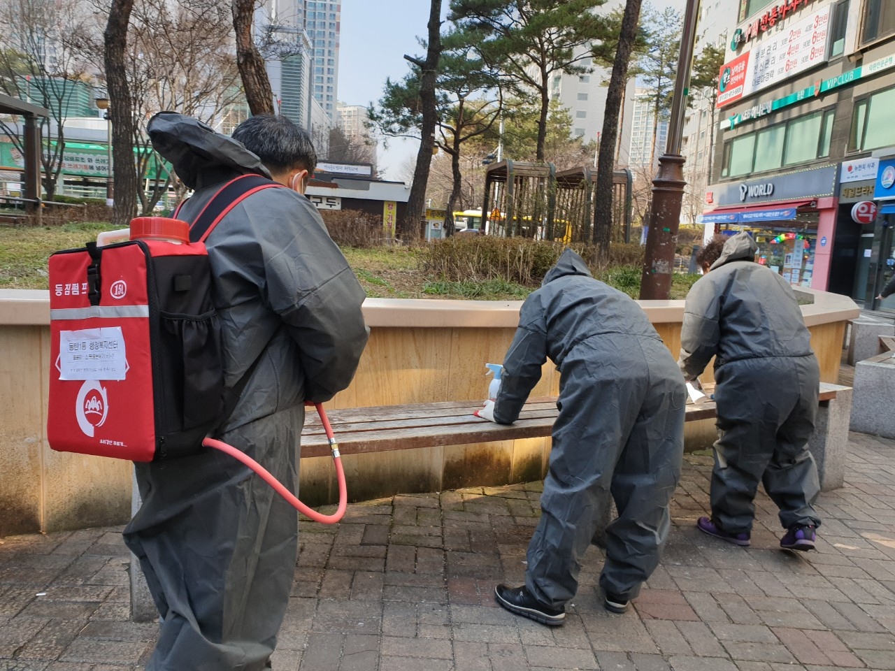 화성시 민간단체가 방역활동을 하고있다. [화성시 제공]