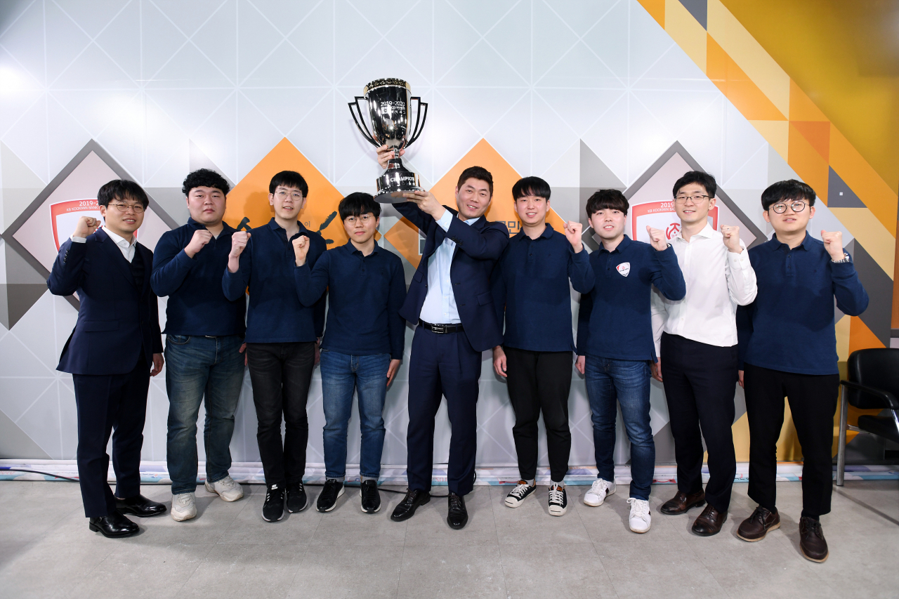 우승한 한국물가정보 선수단