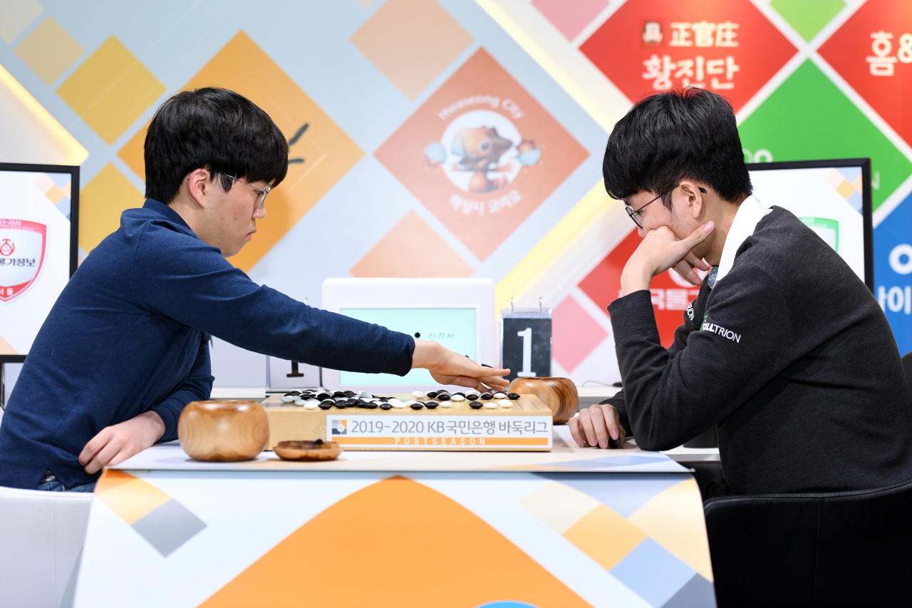 신민준(왼쪽) 9단은 무패행진을 벌이던 신진서 9단을 잡고 우승의 대미를 장식했다.