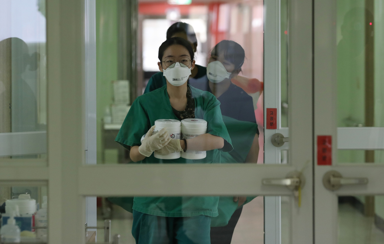 Nurses officially commence work at a military hospital treating COVID-19 patients in Daegu. (Ministry of National Defense)