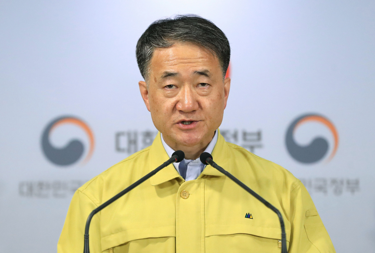 박능후 중앙재난안전대책본부 1차장(보건복지부 장관)이 8일 오후 정부서울청사에서 열린 코로나19 대응 정례브리핑에서 대응 현황 및 계획 등을 설명하고 있다. 연합뉴스
