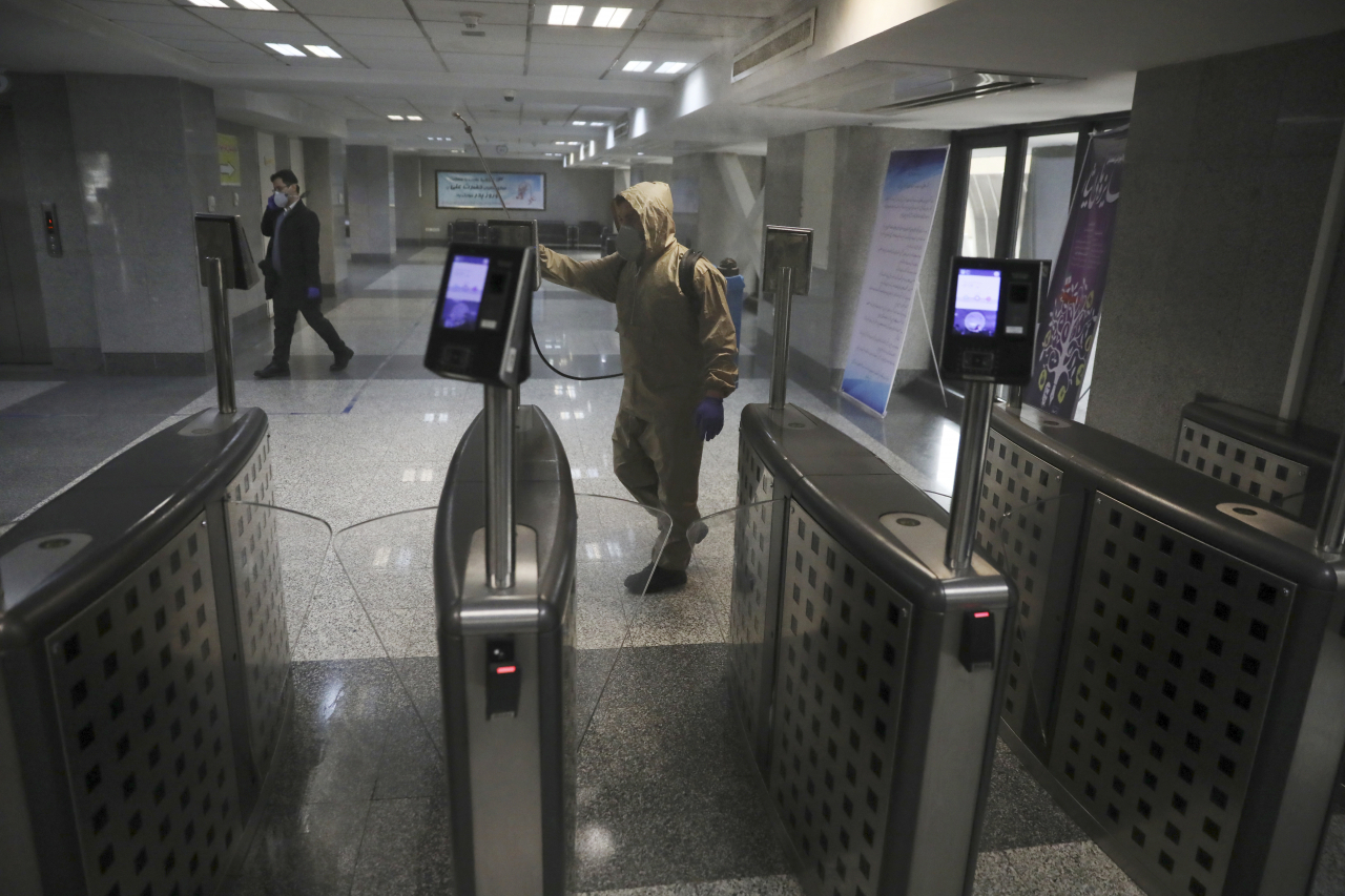 이란에서 신종 코로나바이러스 감염증(코로나19) 피해가 급증하고 있는 가운데 7일(현지시간) 수도 테헤란에 있는 보건부 청사에서 방역요원이 소독제를 살포하고 있다. 연합뉴스