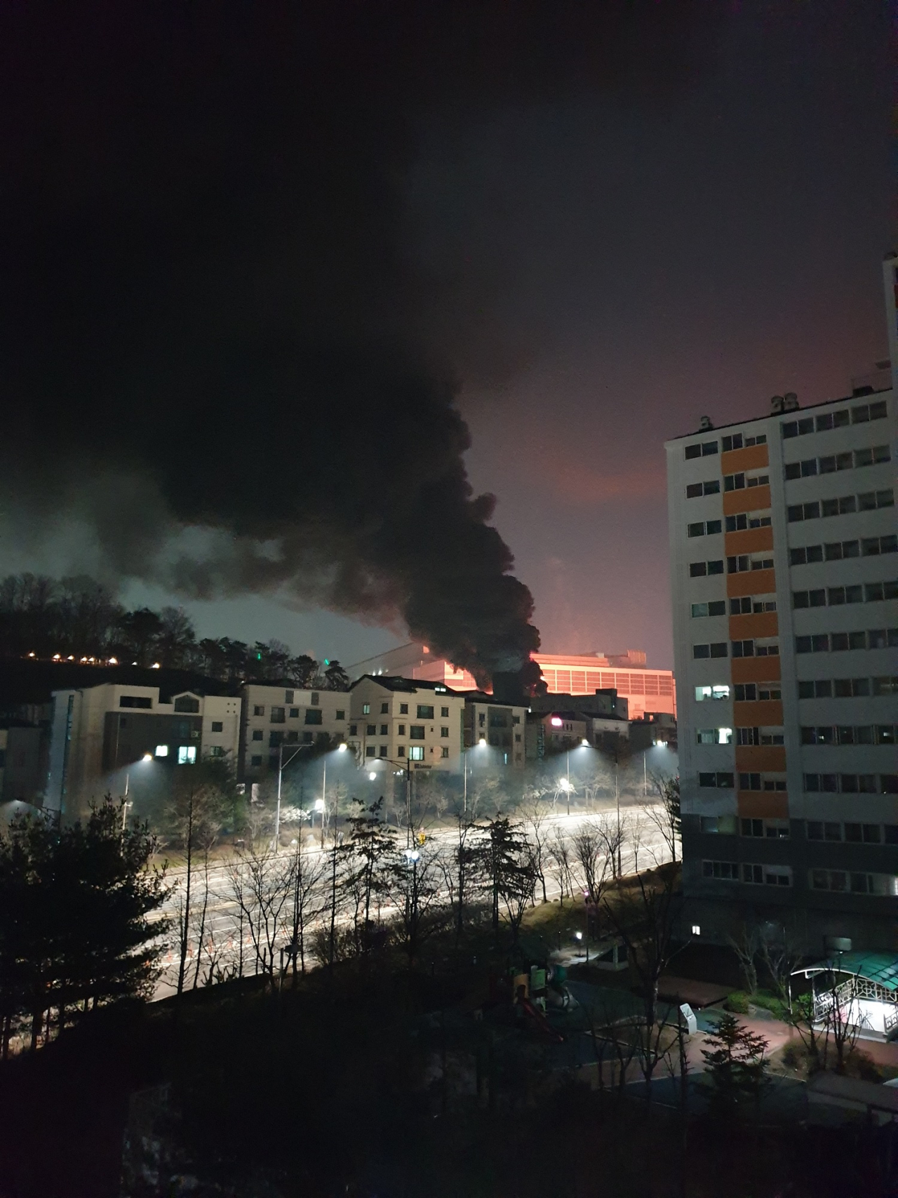 지난 8일 오후 11시18분께 경기 화성 삼성전자 반도체공장에서 불이 나 검은 연기가 치솟고 있다. 이 불은 약 2시간30분만에 완전히 진화됐다. 소방당국에 따르면 이 불로 인한 인명피해는 없는 곳으로 파악됐다. [연합]