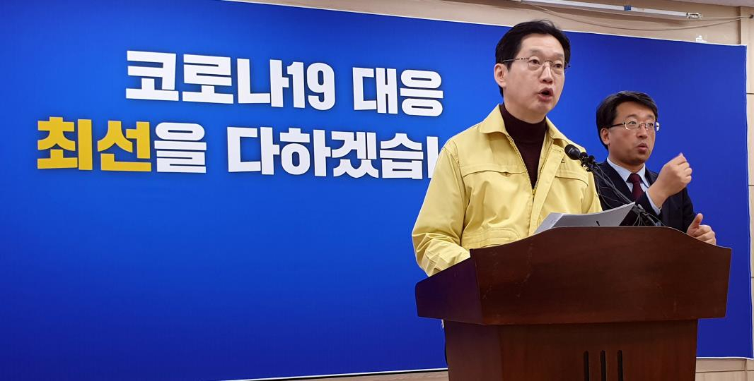 김경수 경남도지사가 지난 8일 경남도청 프레스센터에서 기자회견을 열고 신종 코로나바이러스 감염증(코로나19)으로 위기에 빠진 경제상황을 극복하기 위해 전 국민에게 1인당 재난기본소득 100만원을 지급할 것을 정부와 국회에 건의하고 있다. [연합]