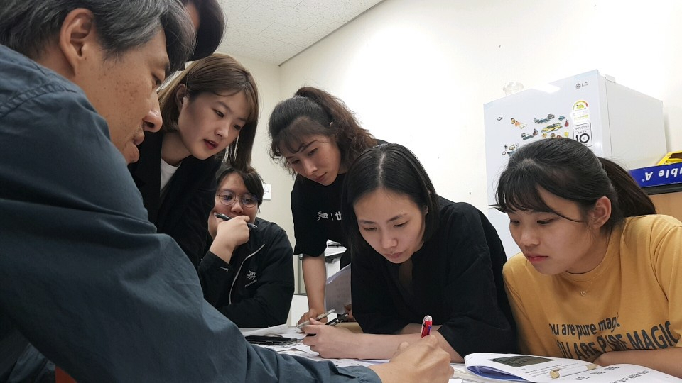 마포형 서체 연구하는 청년 디자이너. [마포구 제공]