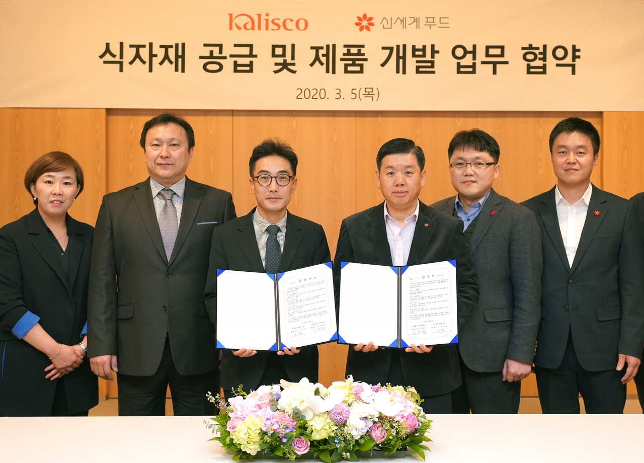 지난 5일 서울 성동구 성수동 신세계푸드 본사에서 차기팔 캘리스코 C&D 본부장(왼쪽), 김태권 신세계푸드 식재유통총괄 수석(오른쪽) 등 양사 임직원들이 참석한 가운데 식자재 공급 및 제품 개발 업무 협약식이 진행됐다. [제공=신세계푸드]