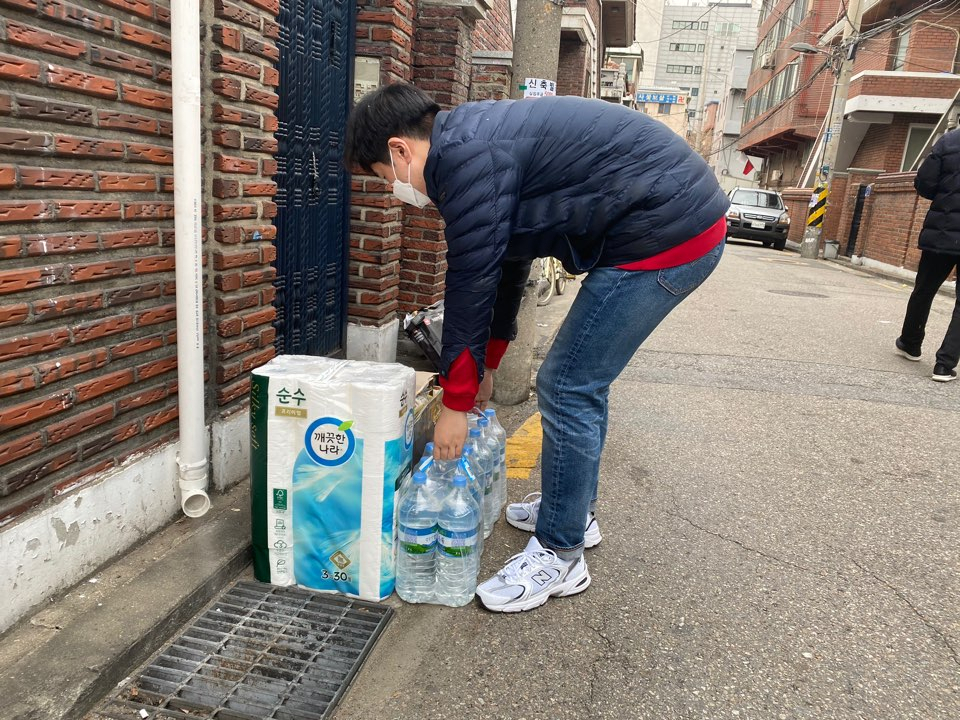 중랑구청 직원들이 코로나19 자가격리 가구에 생필품 세트를 전달하고 있다. [중랑구 제공]