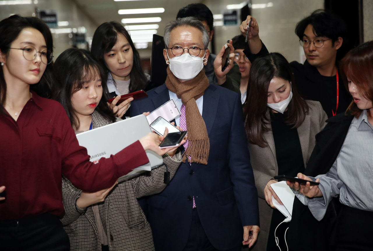 김형오 미래통합당 공천관리위원장이 6일 오후 서울 여의도 국회에서 대구·경북 지역 공천 결과 발표 후 회의장을 나서고 있다. [연합]