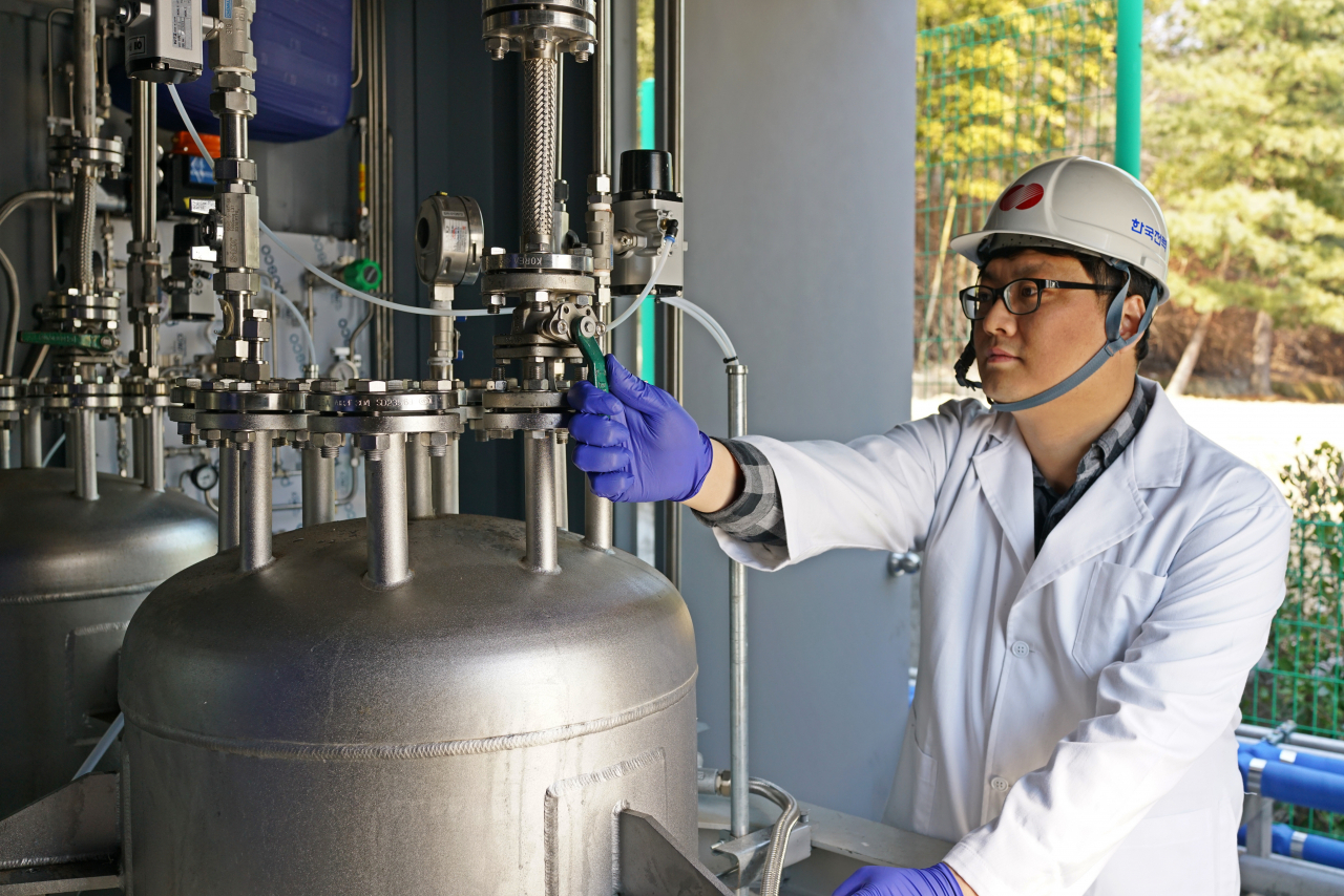 한국전력공사 전력연구원 연구진이 기체 상태의 수소를 수소저장 액체인 DBT(Dibenzyltoluene)와 촉매에 반응시켜 액체화합물에 저장하는 '수소저장 액체기술(LOHC)'을 시연하고 있다.[한국전력공사 제공]